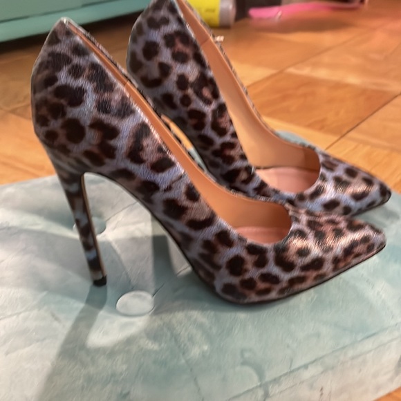 NWOT Closed Toe Pumps, Blue Leopard Print, Size 6 - Picture 2 of 4